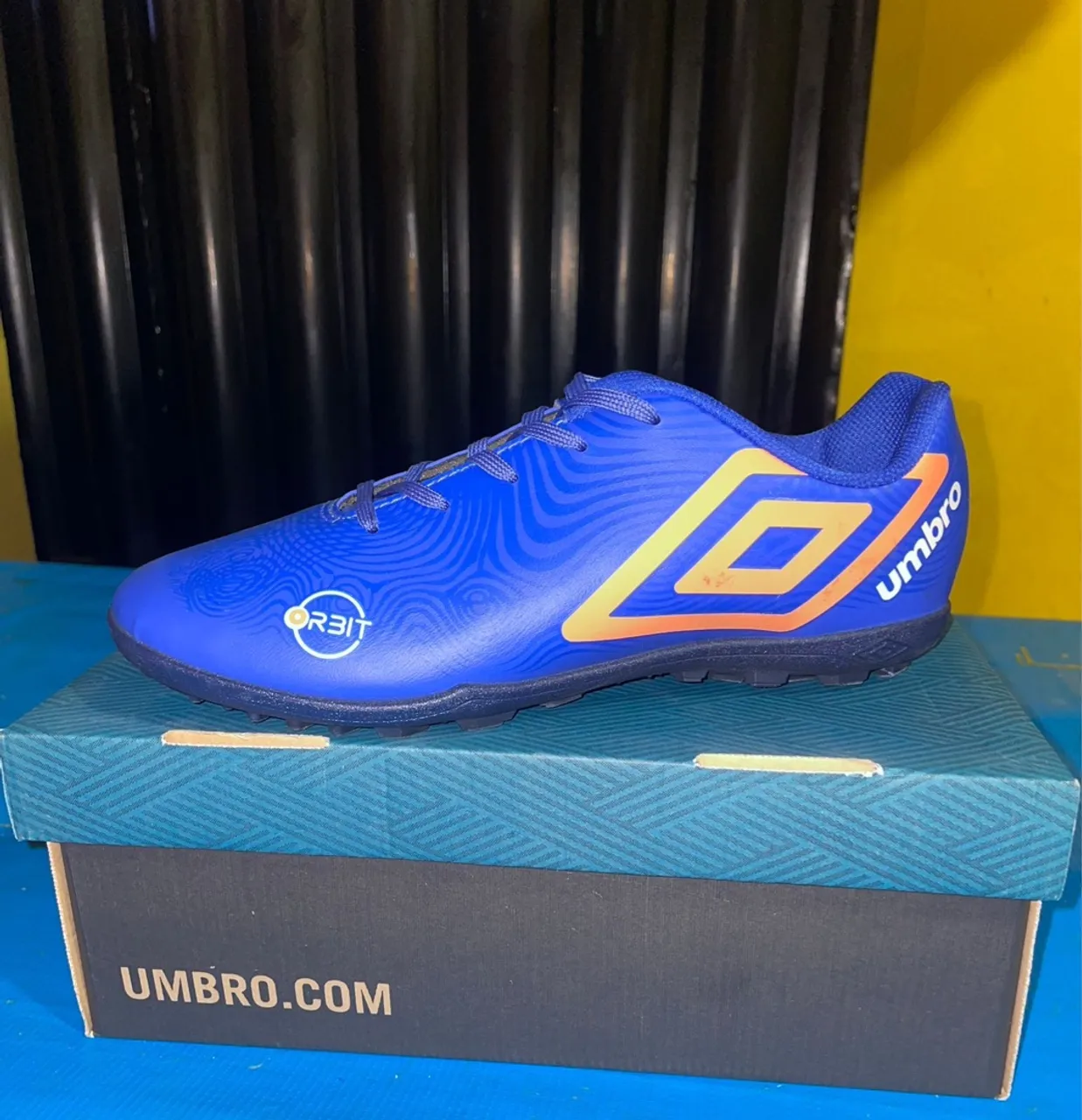 Chuteira society Umbro nova