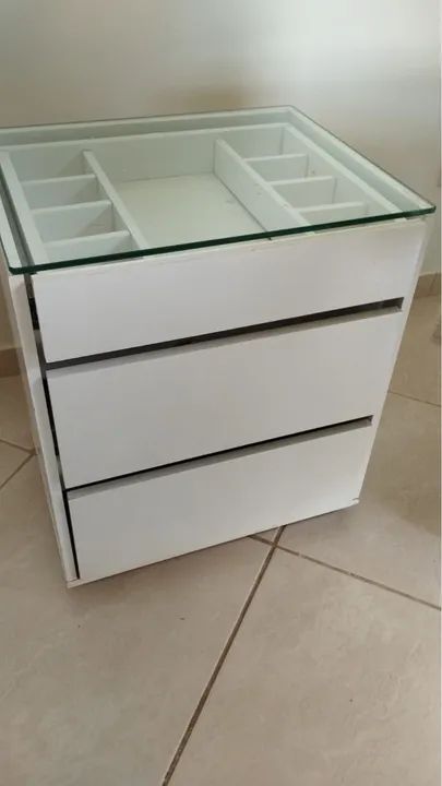 Mesa de cabeceira branca com tampo de vidro
