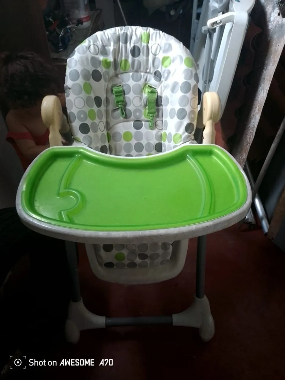 Cadeirinha e banheira com trocador.