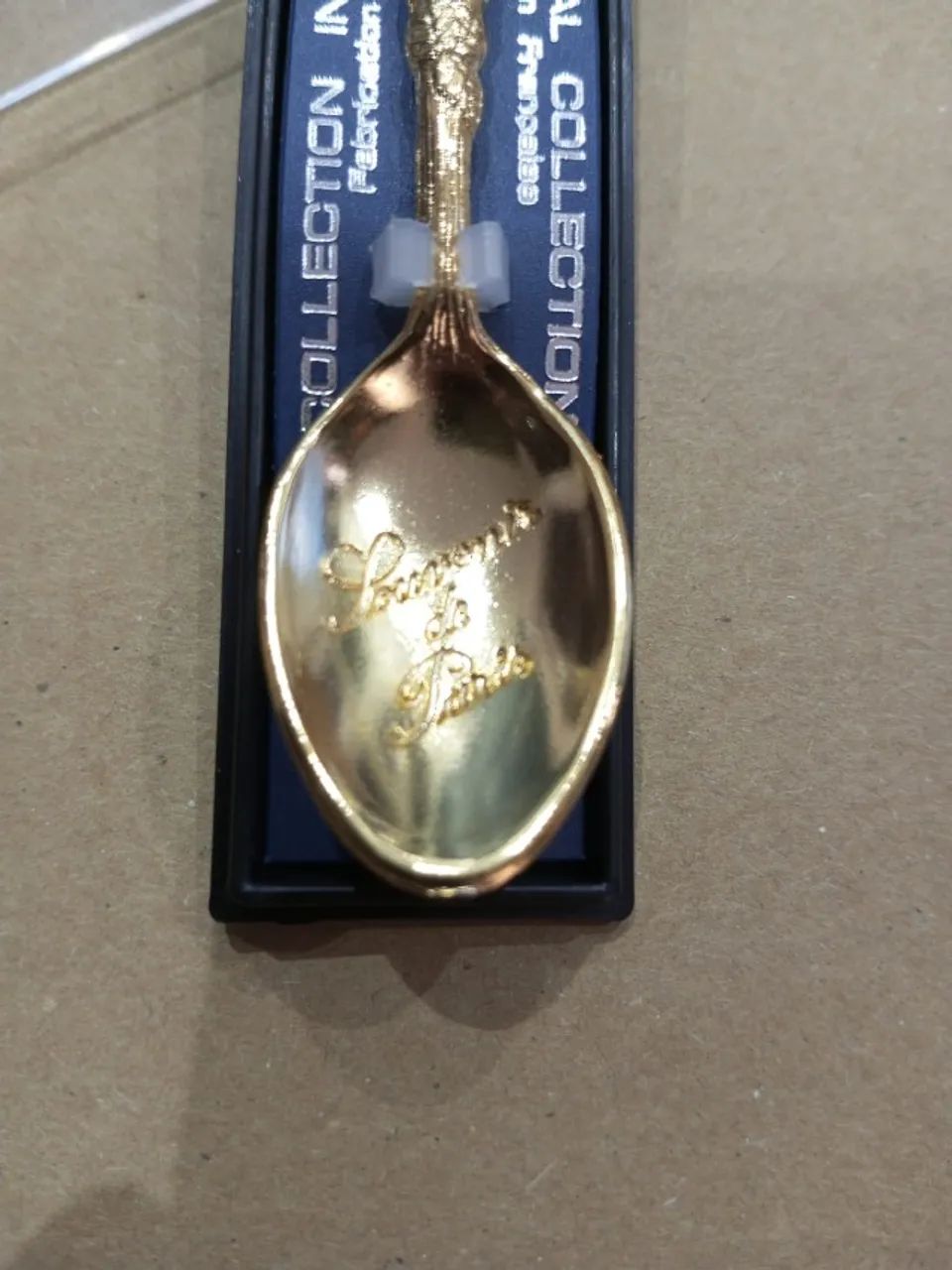 Colher souvenir francesa dourada. - Foto 2