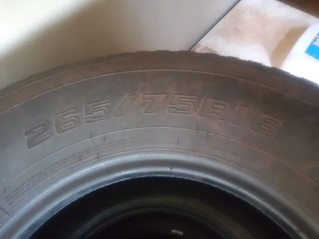 pneus 265/75/16R de camionete bom pra recauchutar - Foto 2