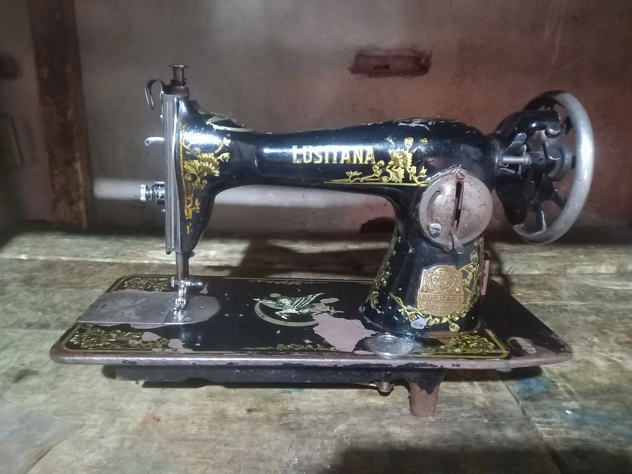 VENDO ANTIGA MÁQUINA DE COSTURA LUZITANA FUNCIONANDO
