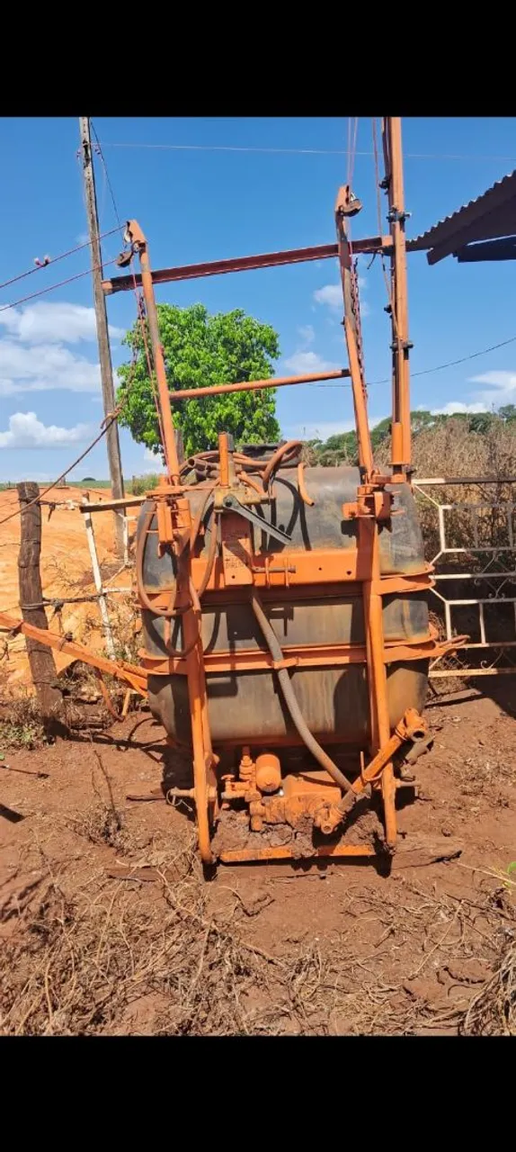 Bomba 600 antiga para tratores