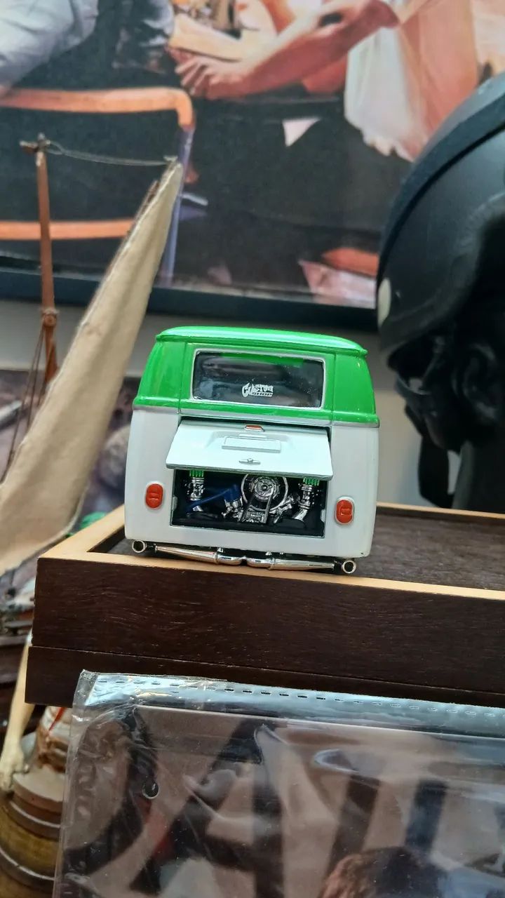 Miniatura colecionável Volkswagen Van Samba. Da Maisto - Foto 4