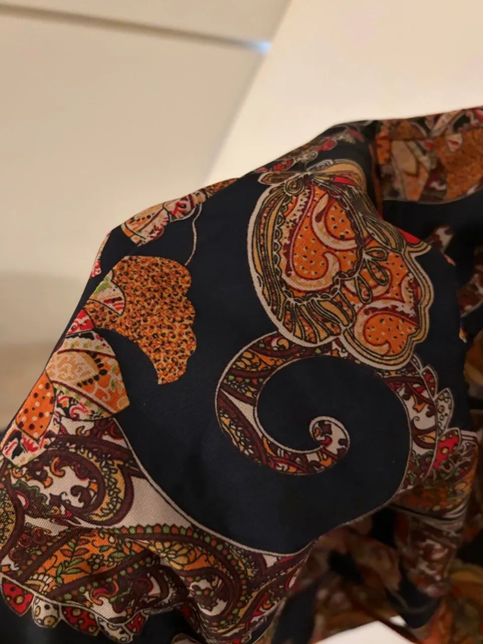 Vestido estampado com cinto vermelho - Foto 4