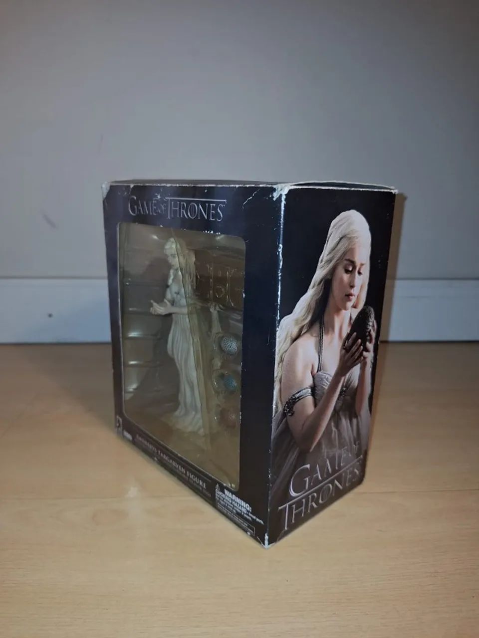 Boneca HBO Game of Thrones Daenerys Targaryen Deluxe - Caixa Aberta - Foto 3