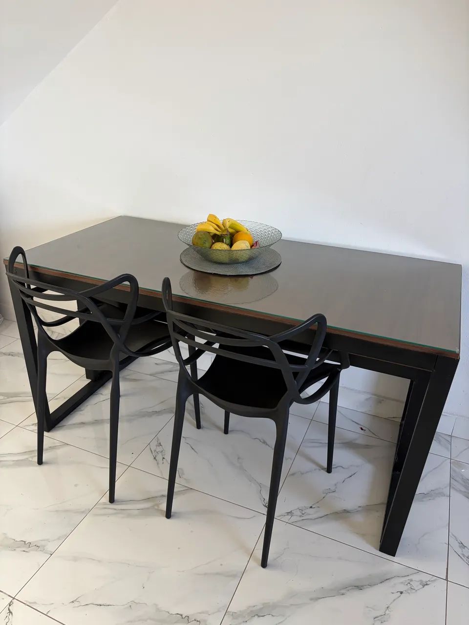 Mesa Mdf com tampo de vidro com bancos e cadeiras  - Foto 4