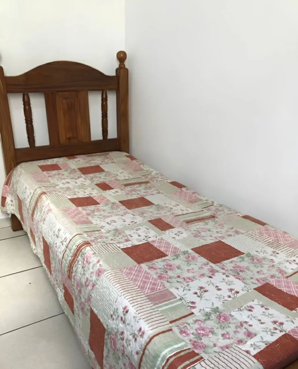 4 camas de solteiro - 2 delas são de madeira sucupira