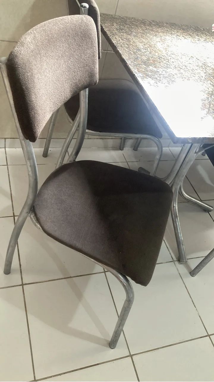 Mesa de mármore acompanhada de 4 cadeiras. - Foto 3