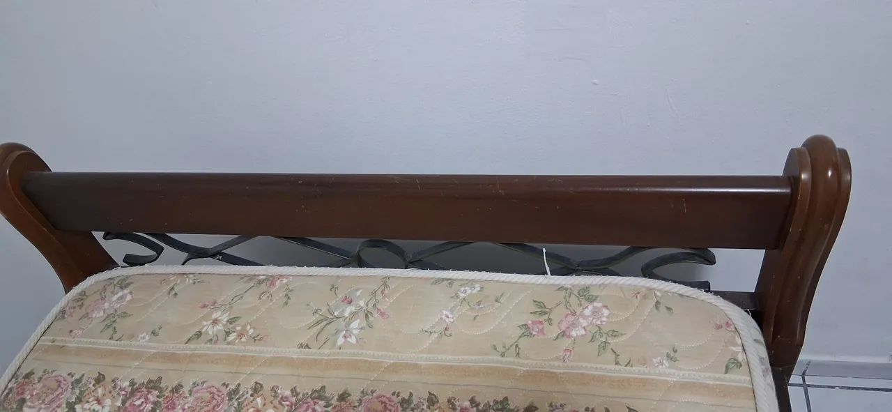 Vendo cama de solteiro madeira maciça - Foto 2