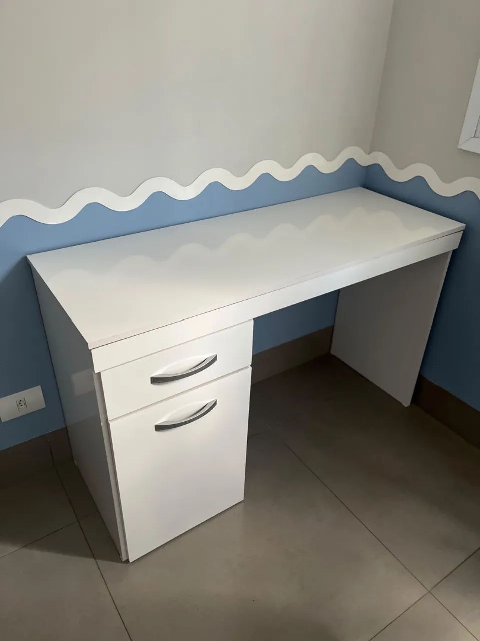 Vendo escrivaninha branca 1,2m