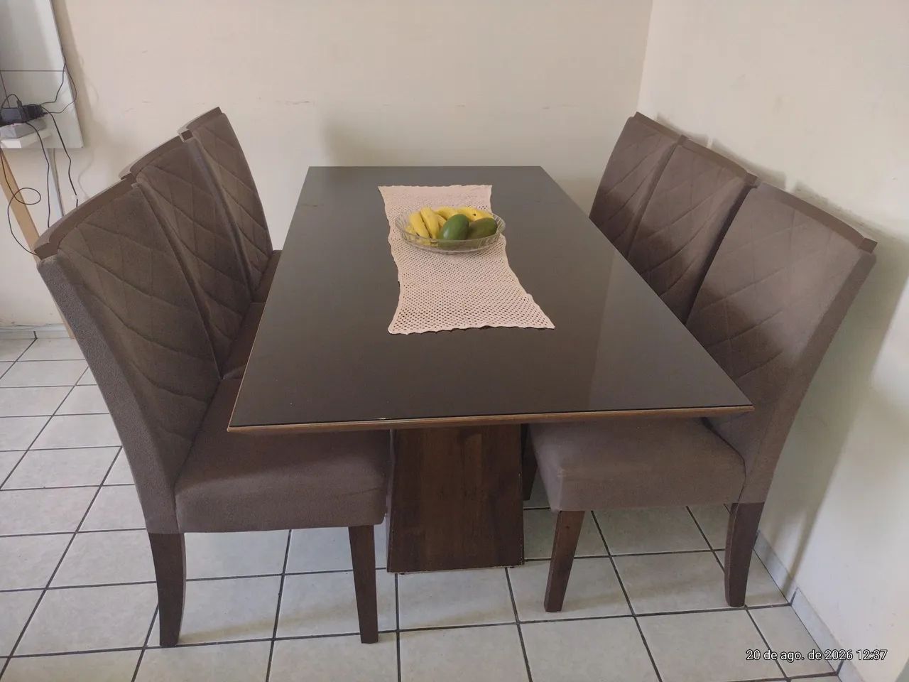 VENDO MESA COM TAMPO DE VIDRO E SEIS CADEIRAS  - Foto 2