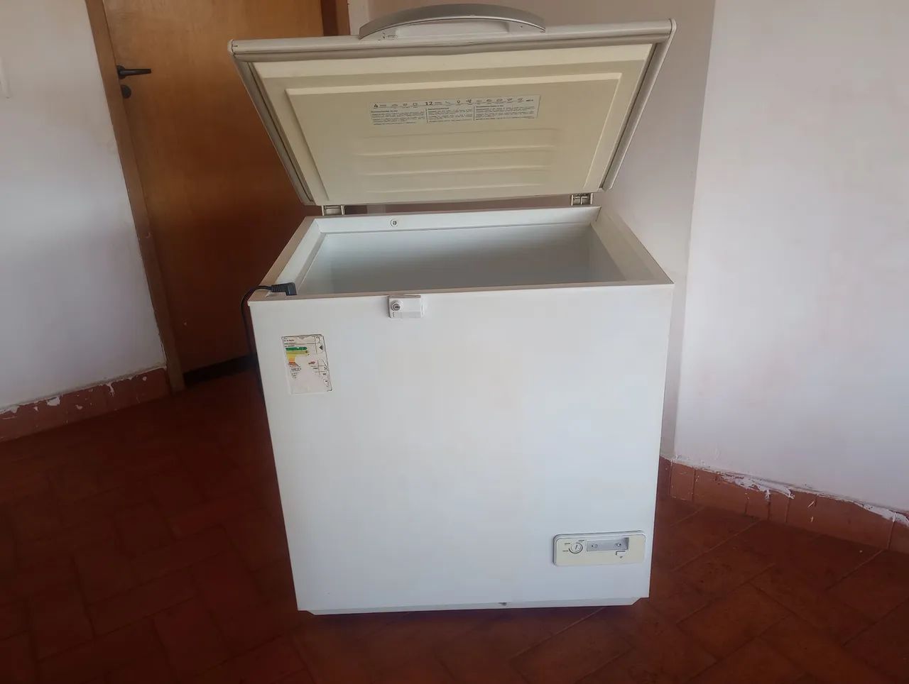 Vende _se um freezer e um trator Tobata Stihl 710 - Geladeiras e