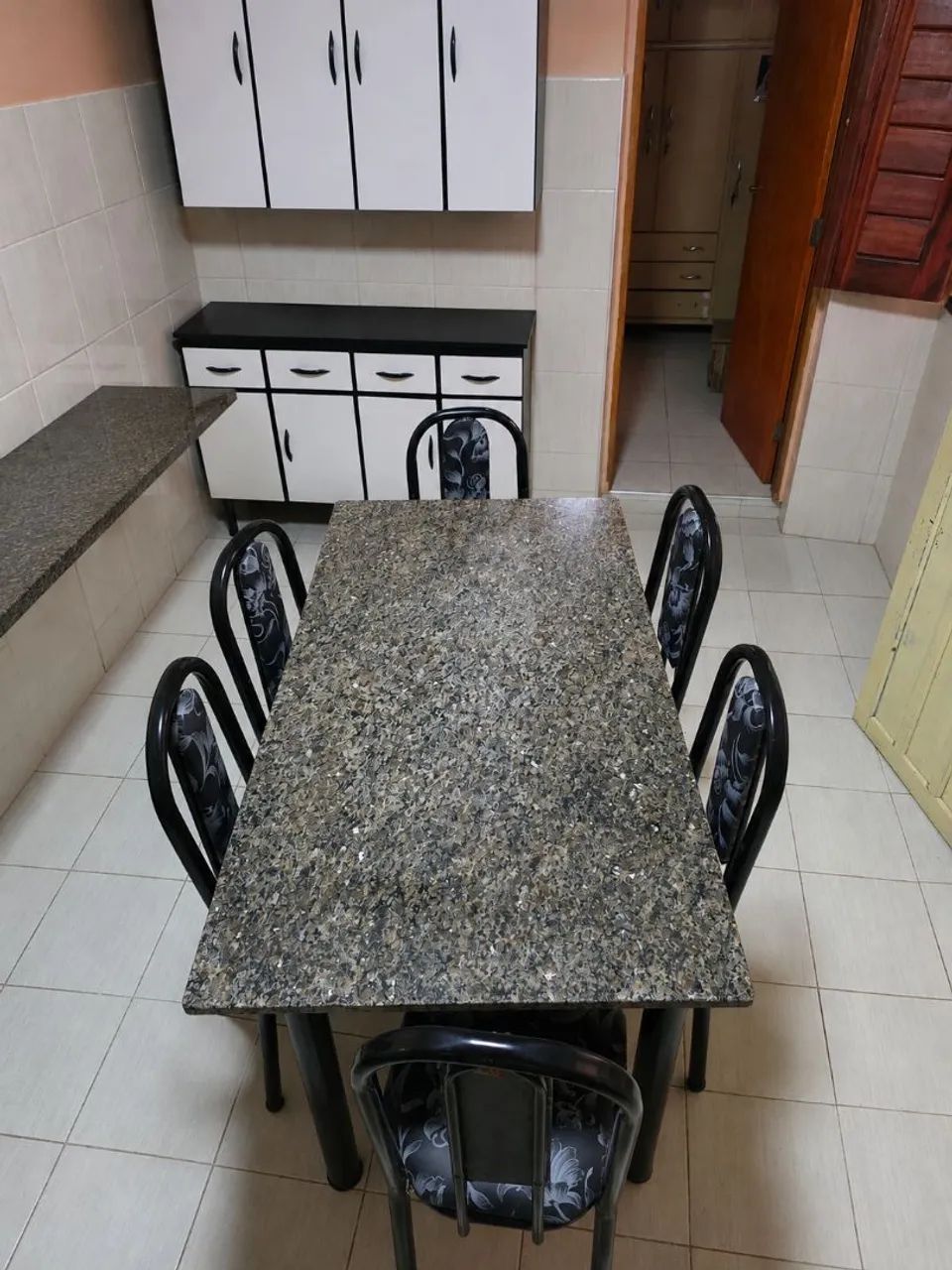 MESA DE JANTAR COM 6 CADEIRAS R$ 800 - Foto 2