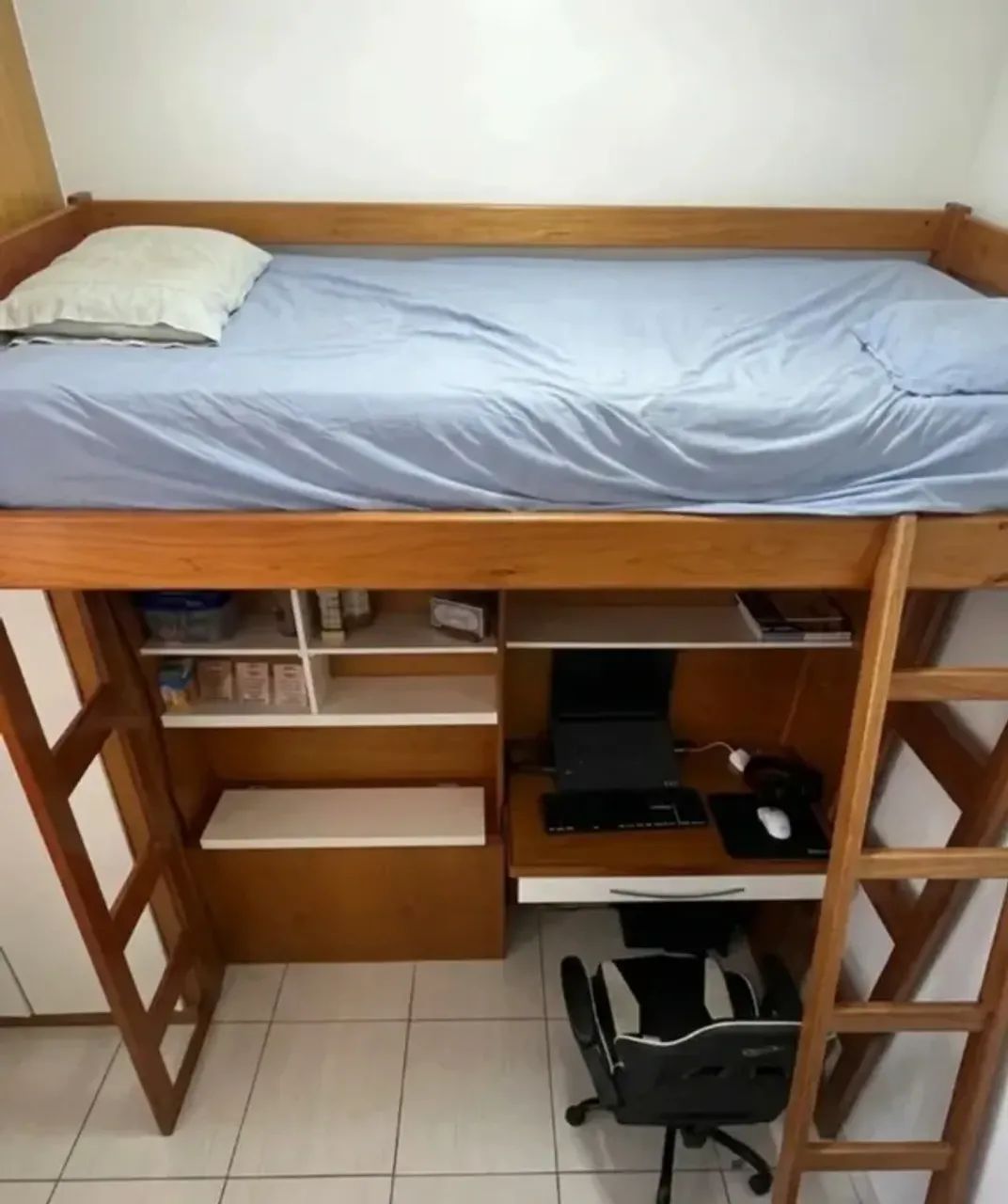 Cama de madeira maciça com escrivaninha e baú - Foto 3