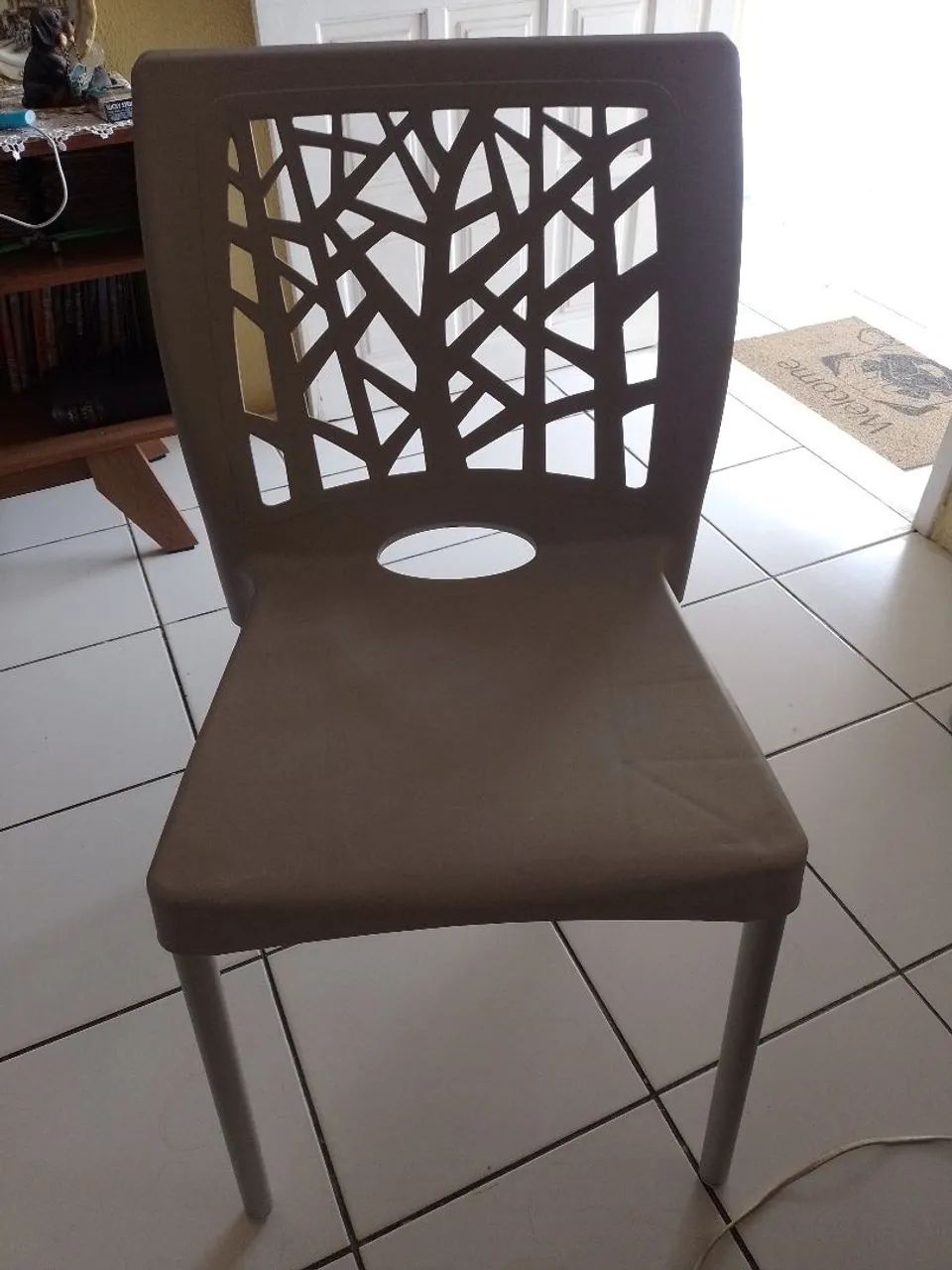 Vendo cadeira plástico cor bege com pés alumínio 
