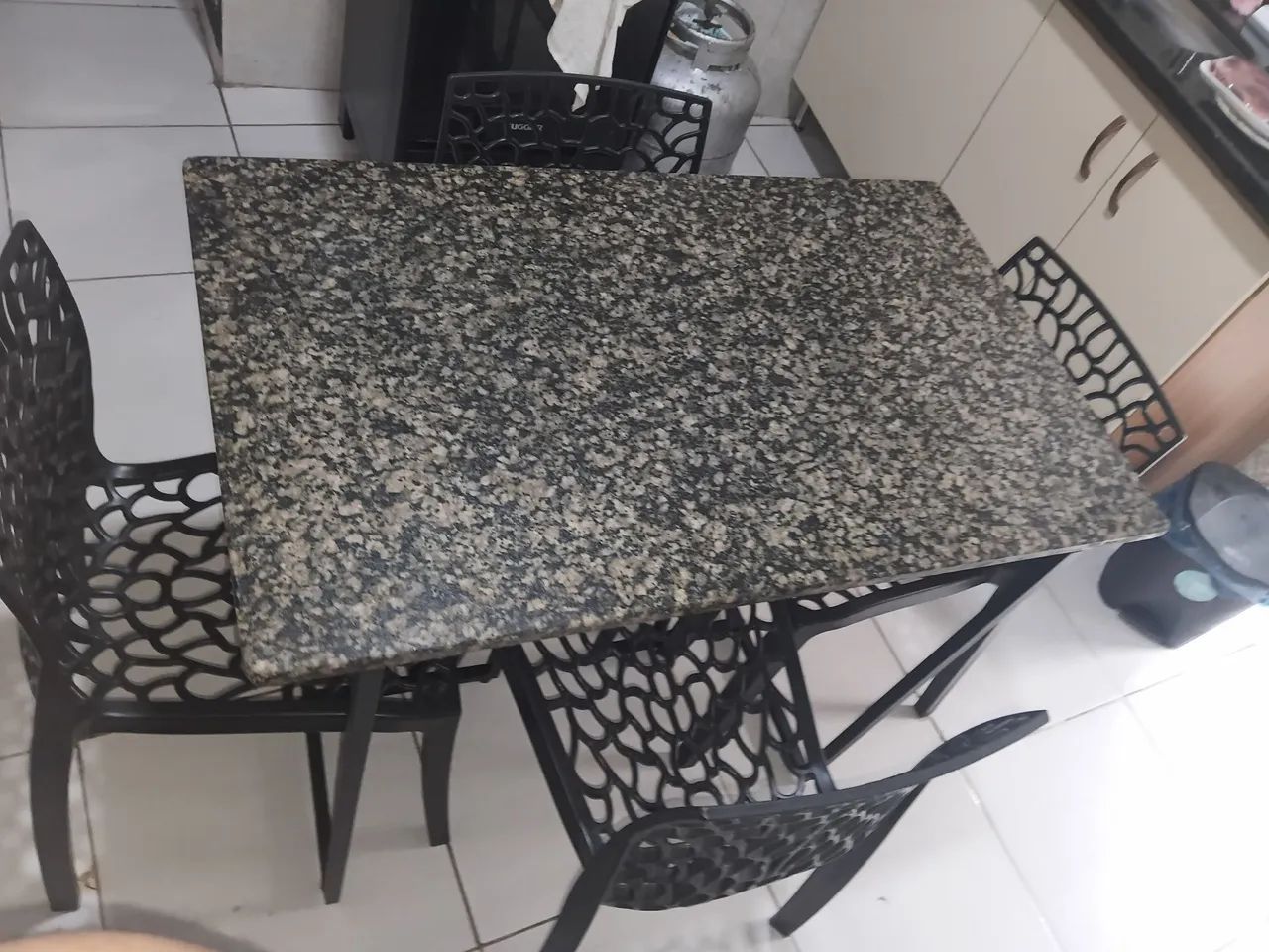 Uma linda mesa de marmore com 4 cadeiras  - Foto 4
