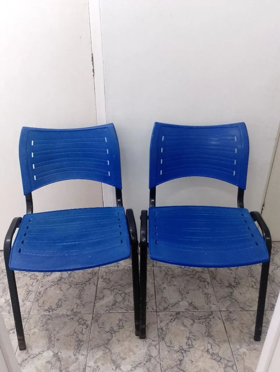 Cadeira Plástica Azul com Estrutura de Ferro - Foto 3