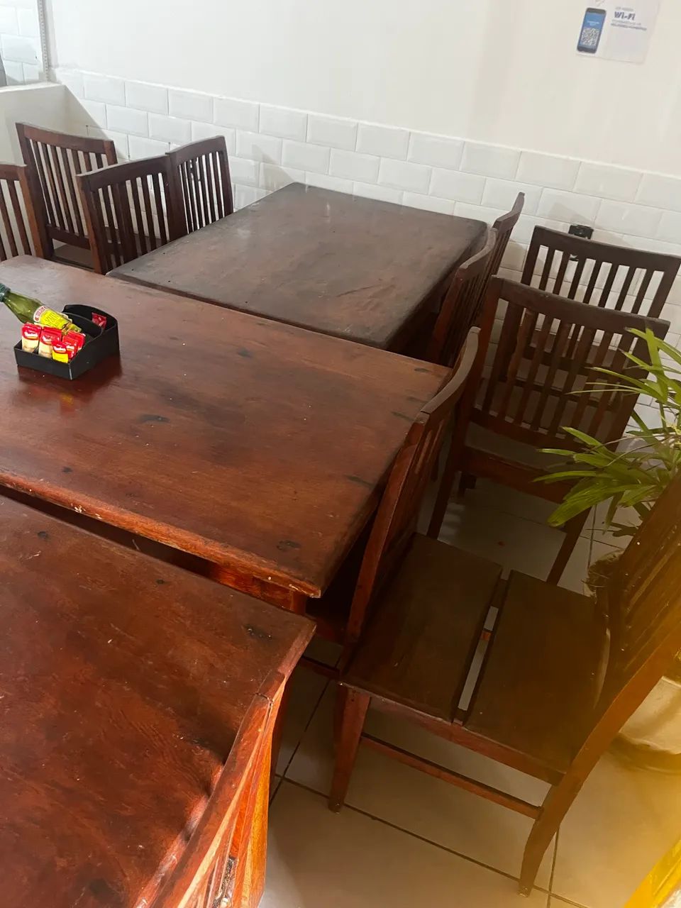 Mesa de madeira e cadeiras - Foto 2