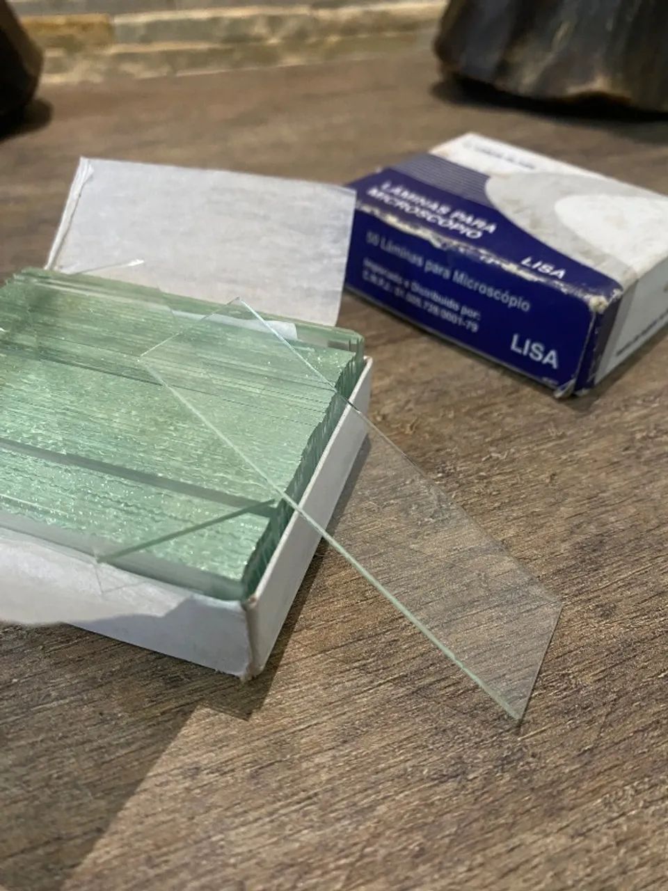 Lâminas para microscópio Vision Glass. 1 caixinha com 49 lâminas lisas