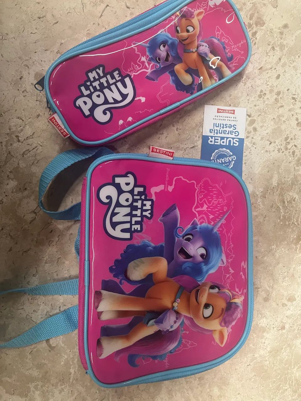 Vendo kit escolar (lancheira e estojo)