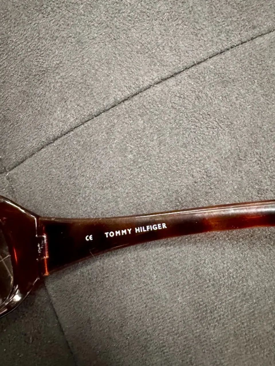 Óculos de Sol Feminino Tommy Hilfiger TH 9031 16-110 - Elegante e Sofisticado - Foto 5