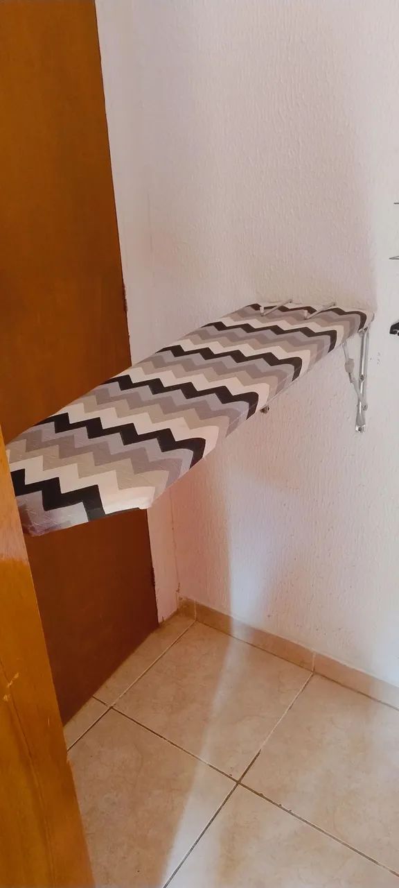 Tábua de passar roupa retrátil  - Foto 2