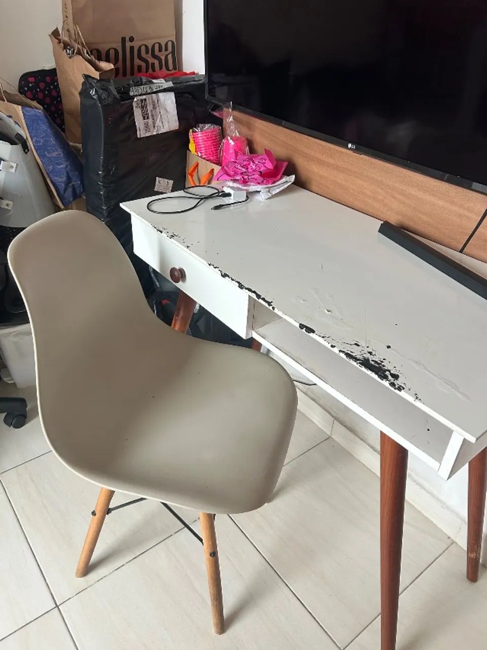 Mesa escrivaninha retrô e cadeira Eames com pé de madeira - Foto 2