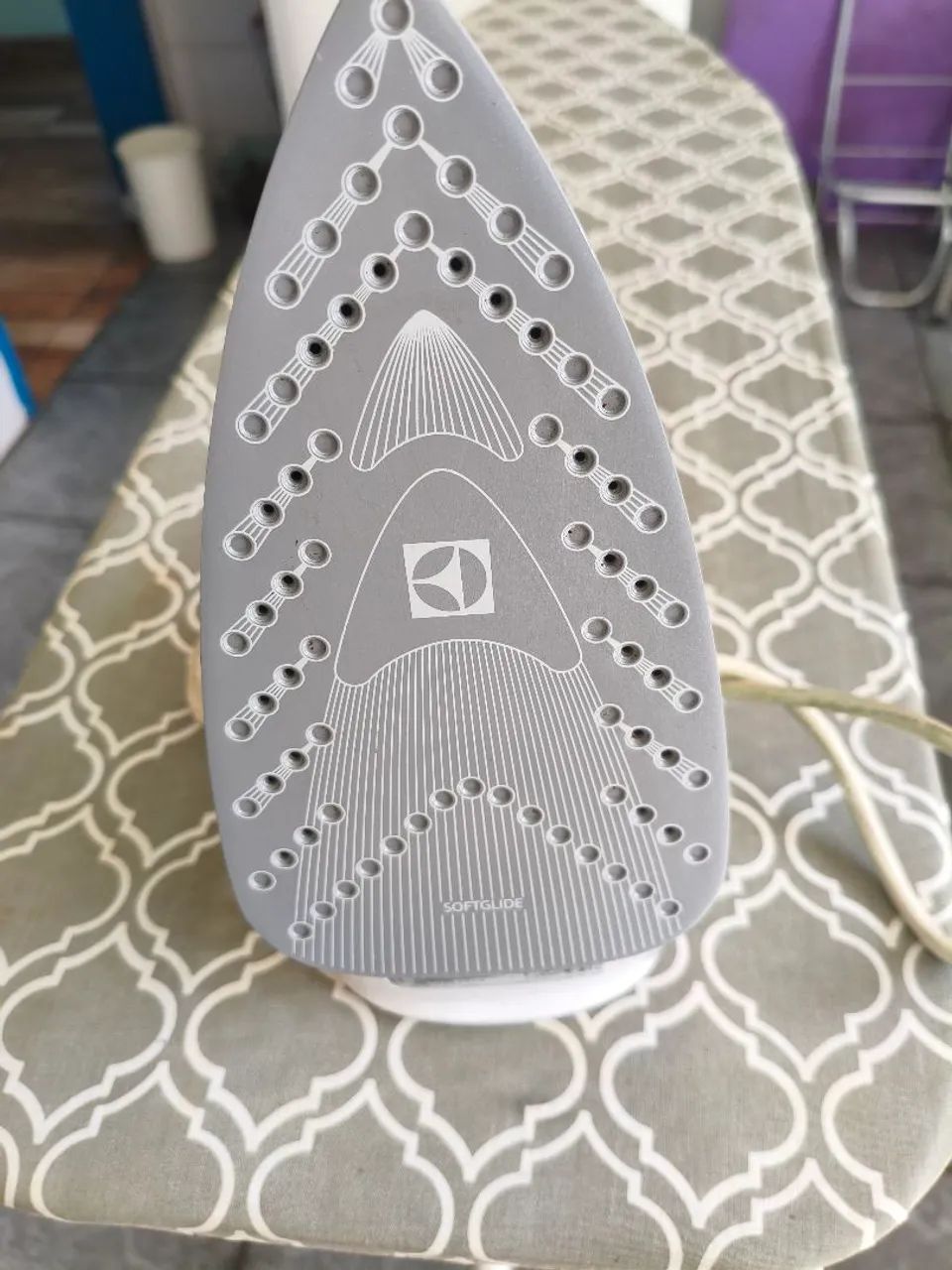 Conjunto ferro de passar roupa com tábua de passar Electrolux funcionando em ótimo estado  - Foto 2
