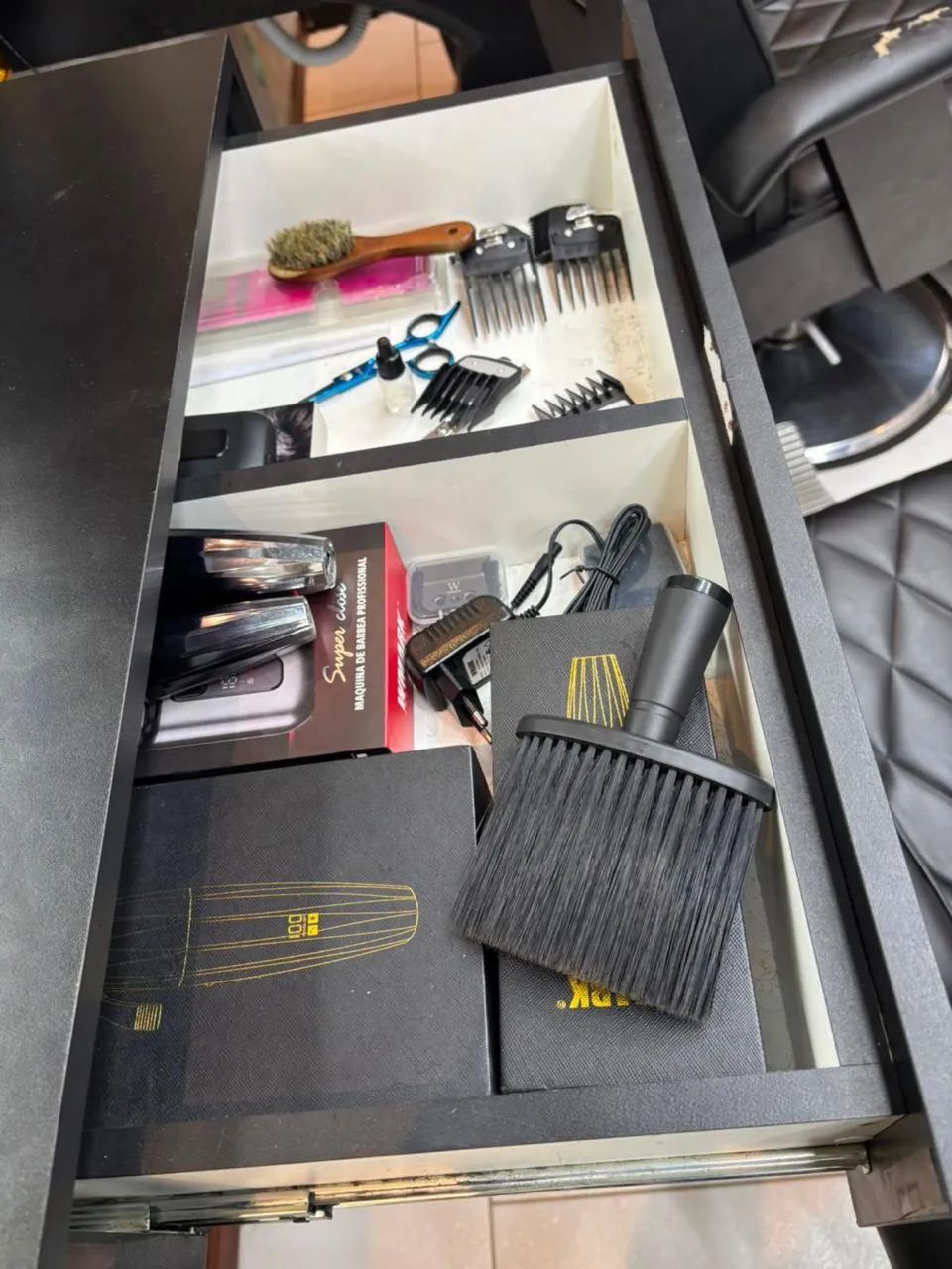 VENDO CADEIRA FERRANTE, ESPELHO DE LED E BANCADAS - Foto 3