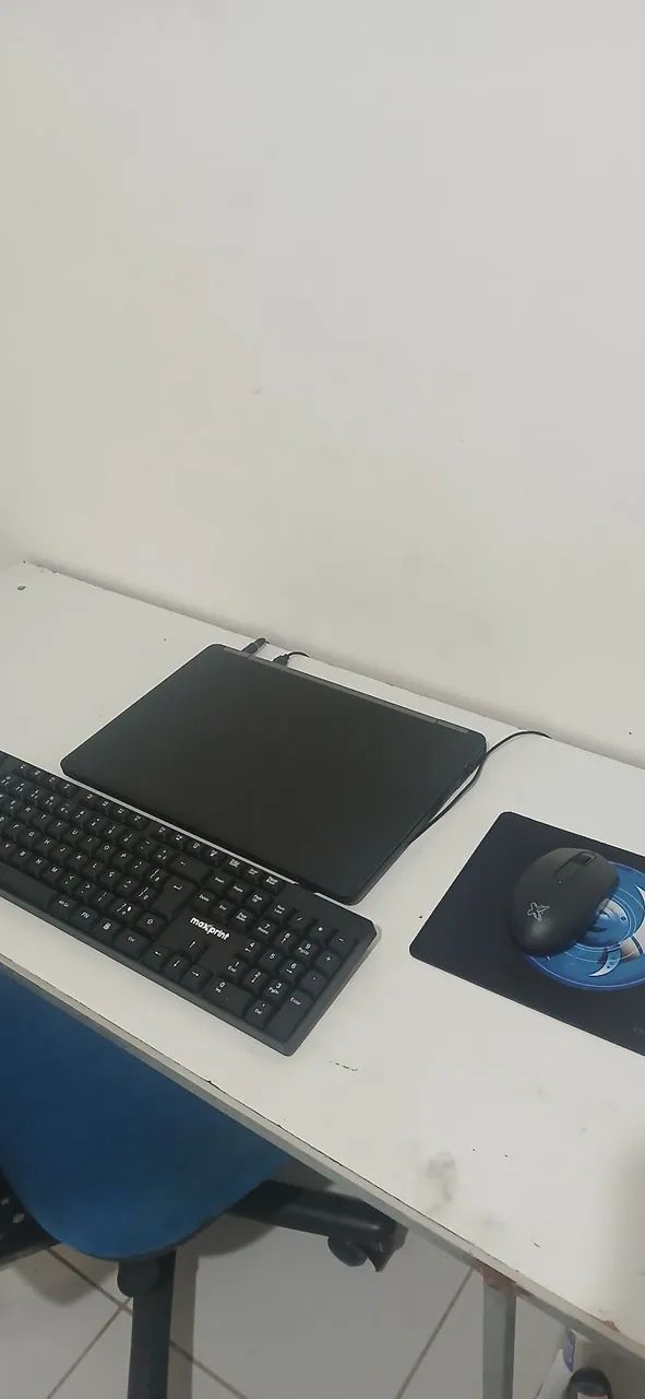 Notebook Dell i5, 8GB RAM, SSD 256GB, Windows 11. Acompanha teclado USB, mouse e mousepad.