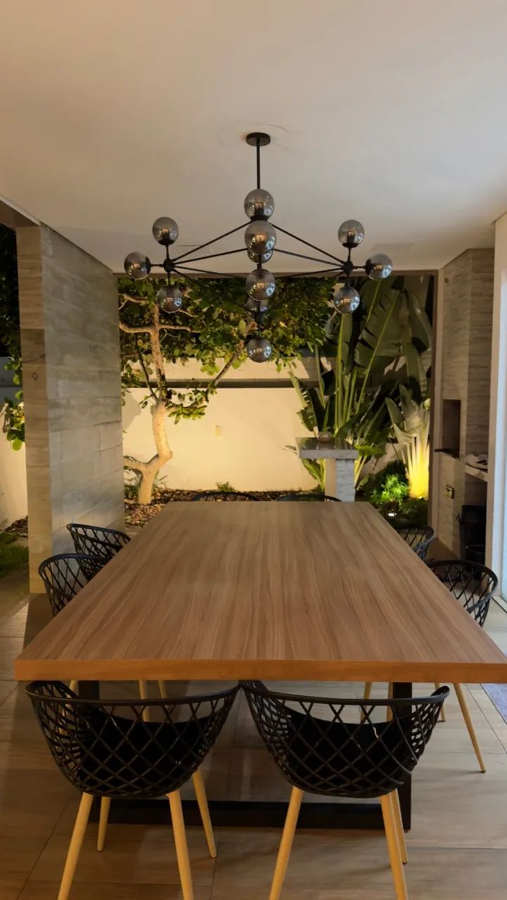 Mesa de jantar ampla com 8 cadeiras
