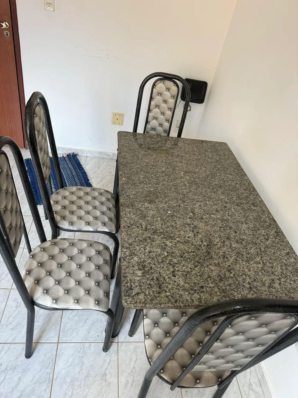 Vendo Mesa com 4 cadeira poucos dias de uso - Foto 3