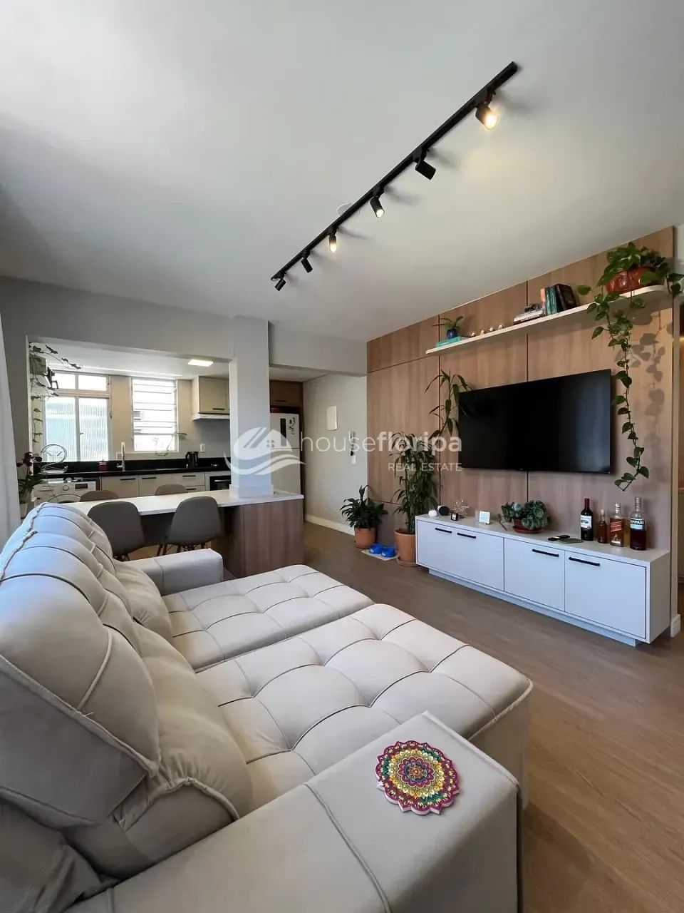 Apartamento reformado e mobiliado com 2 dormitórios, vaga coberta, vista livre e sol norte