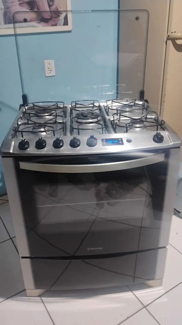 Fogão ELECTROLUX com acendimento elétrico