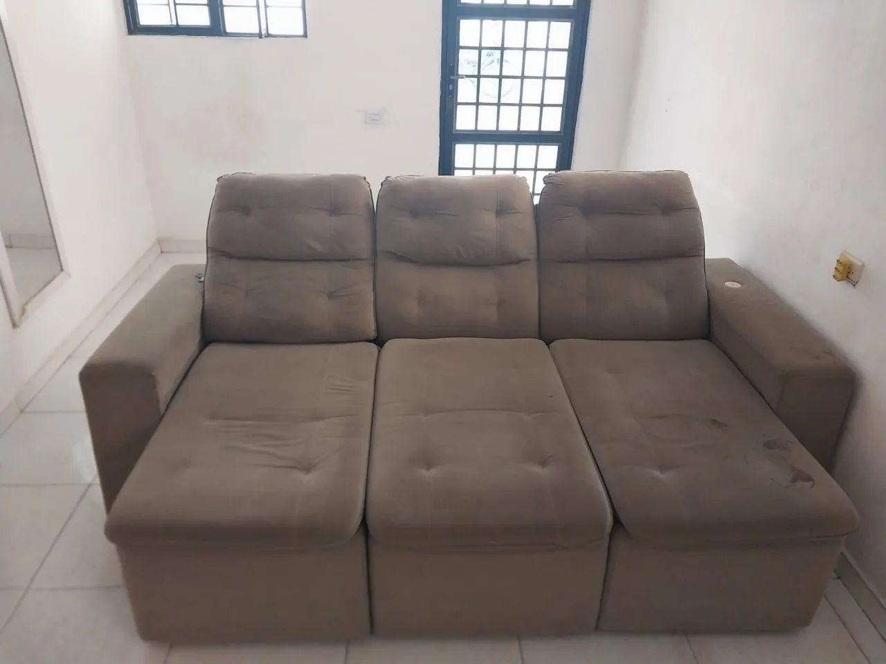 Sofá 3 lugares retrátil em suede (marrom)