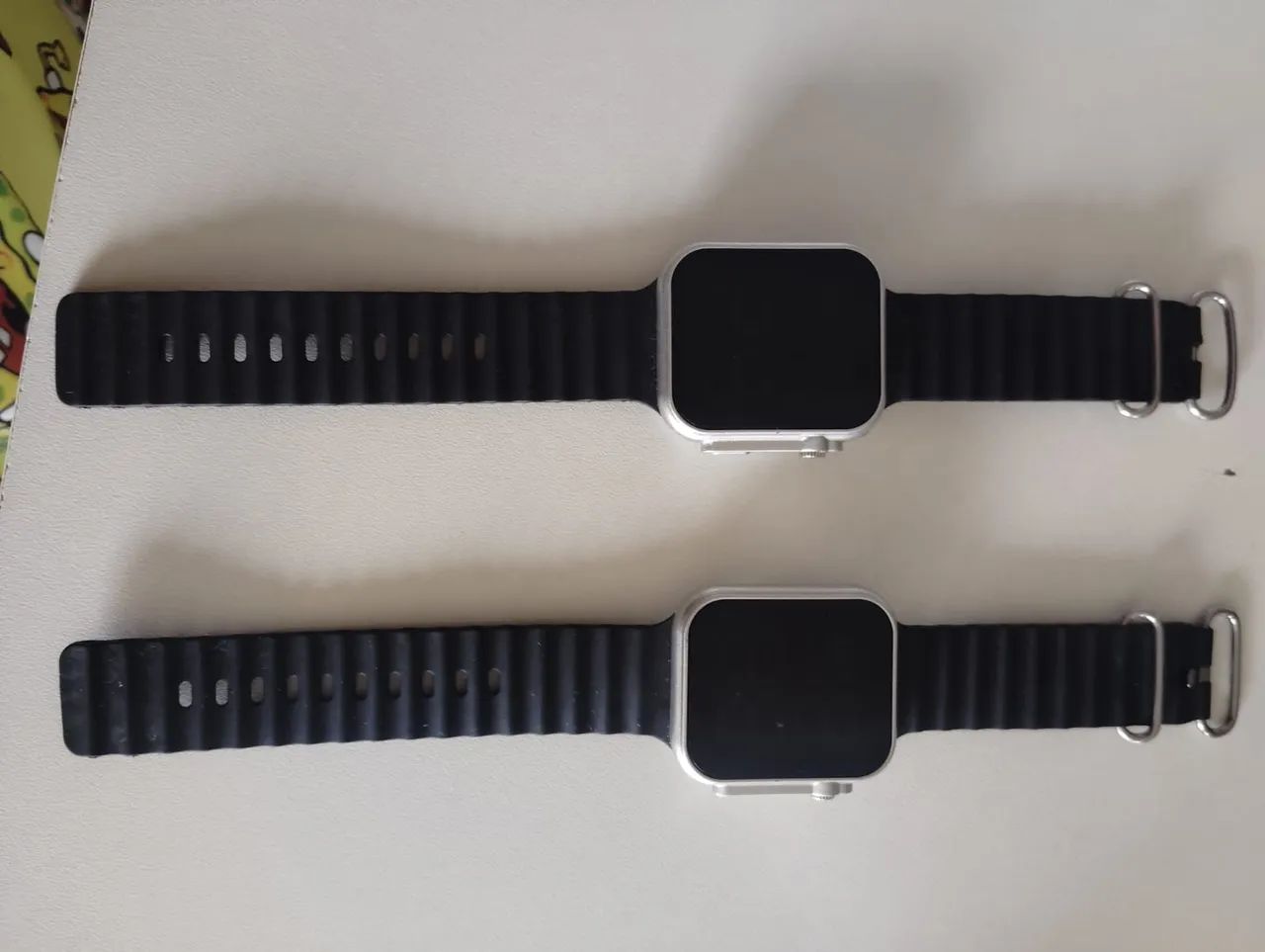 2 smartwatches estilo Ultra com caixa prateada