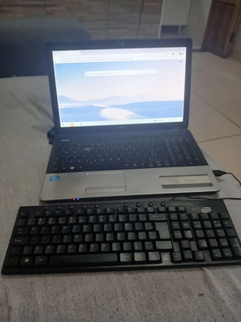 Vendo notebook da acer, mais teclado e carregador.