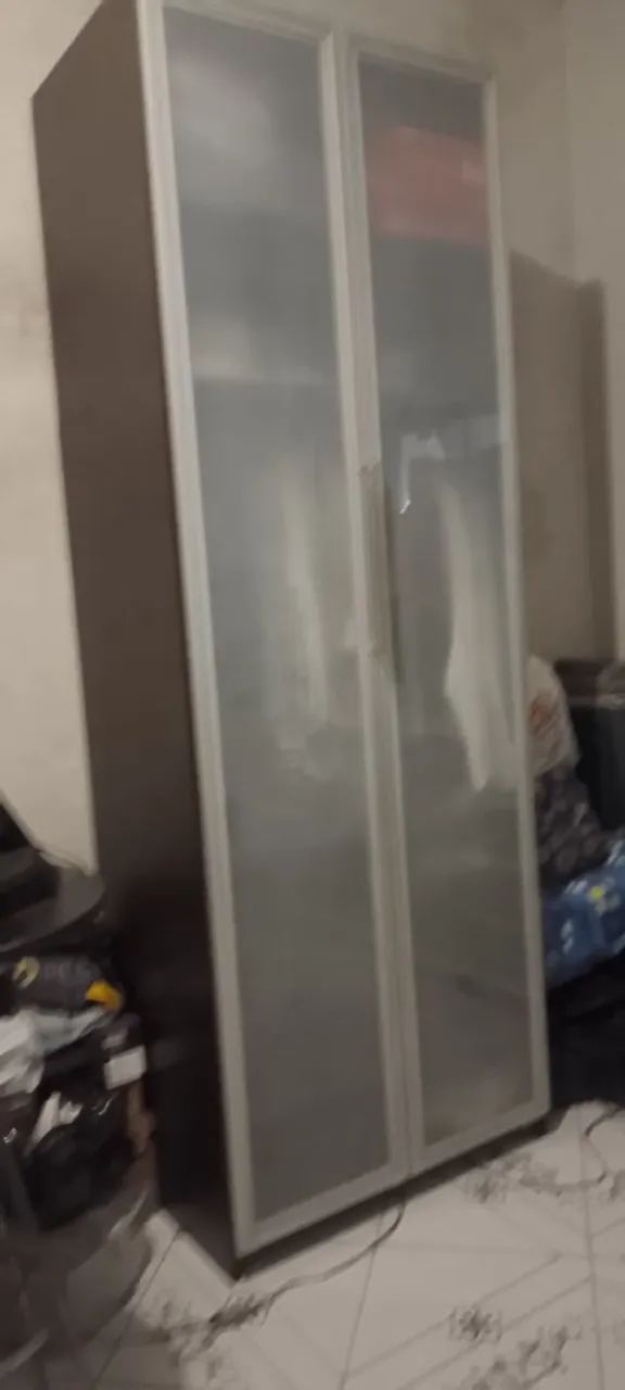 Guarda roupa com porta de vidro sem Mem uma avaria 