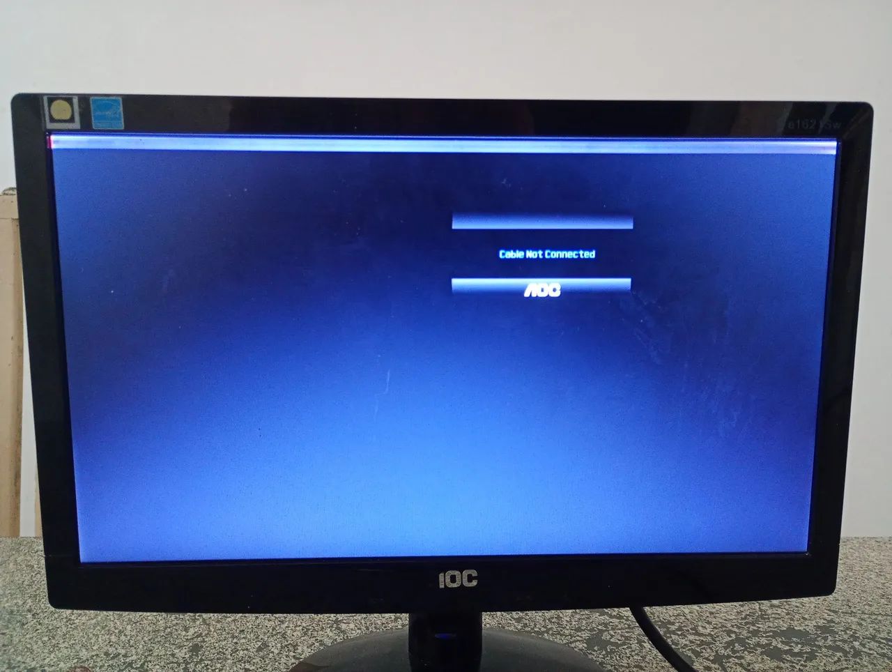 Monitor 16 polegadas AOC incluso cabo VGA e conversou VGA para HDMI 