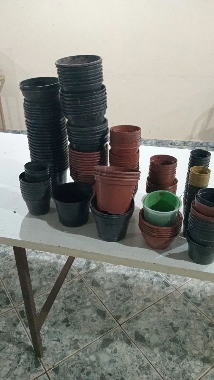 Vasos de plástico para mudas