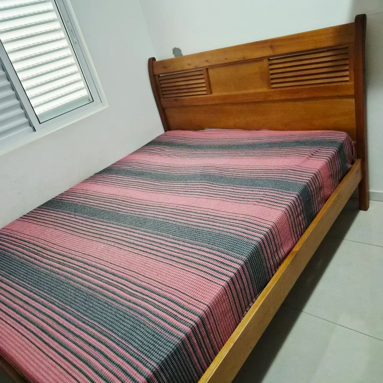 Cama de madeira e colchão (negociável) - Foto 3