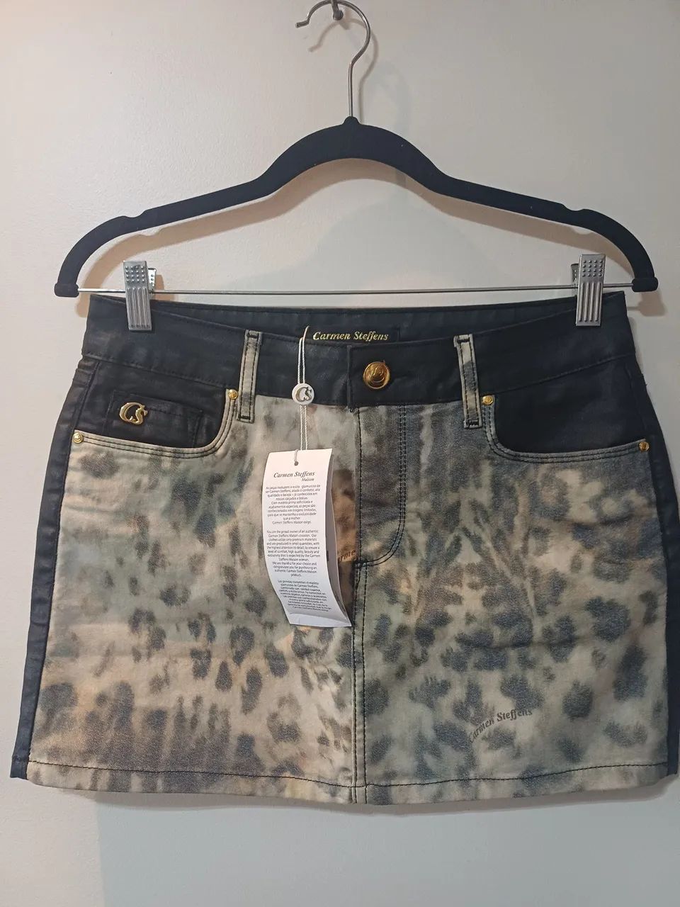 Mini saia Carmen Steffens nova, animal print e preto com bolsos.