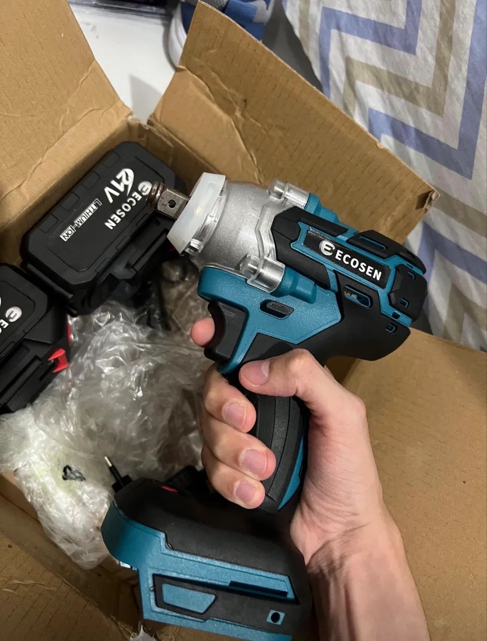 Chave elétrica sem fio com 2 baterias 6 Acessorios Profissional  700n/m 2500r/min