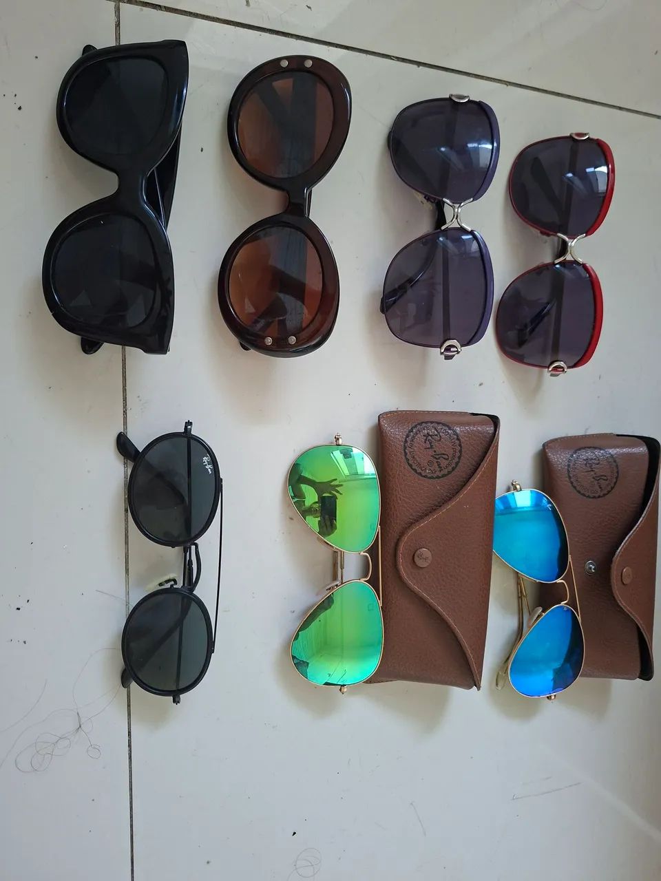 Sete Óculos de sol,  sendo três RAY-BAN.