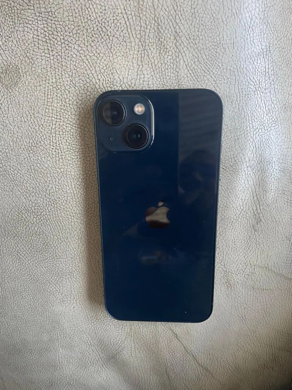 iPhone 13 azul escuro com 92% de vida da bateria