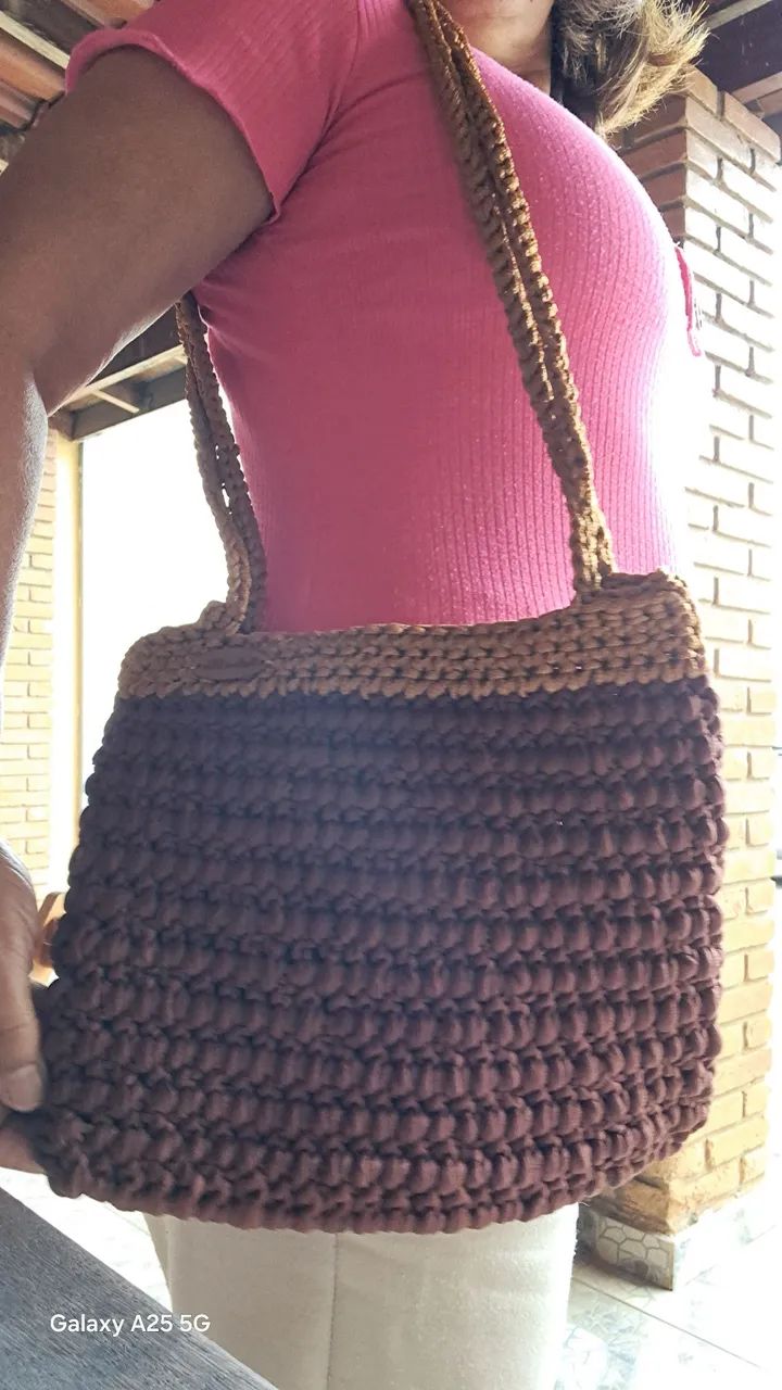 Bolsa de crocre na cor marrom com alças  dourada - Foto 4