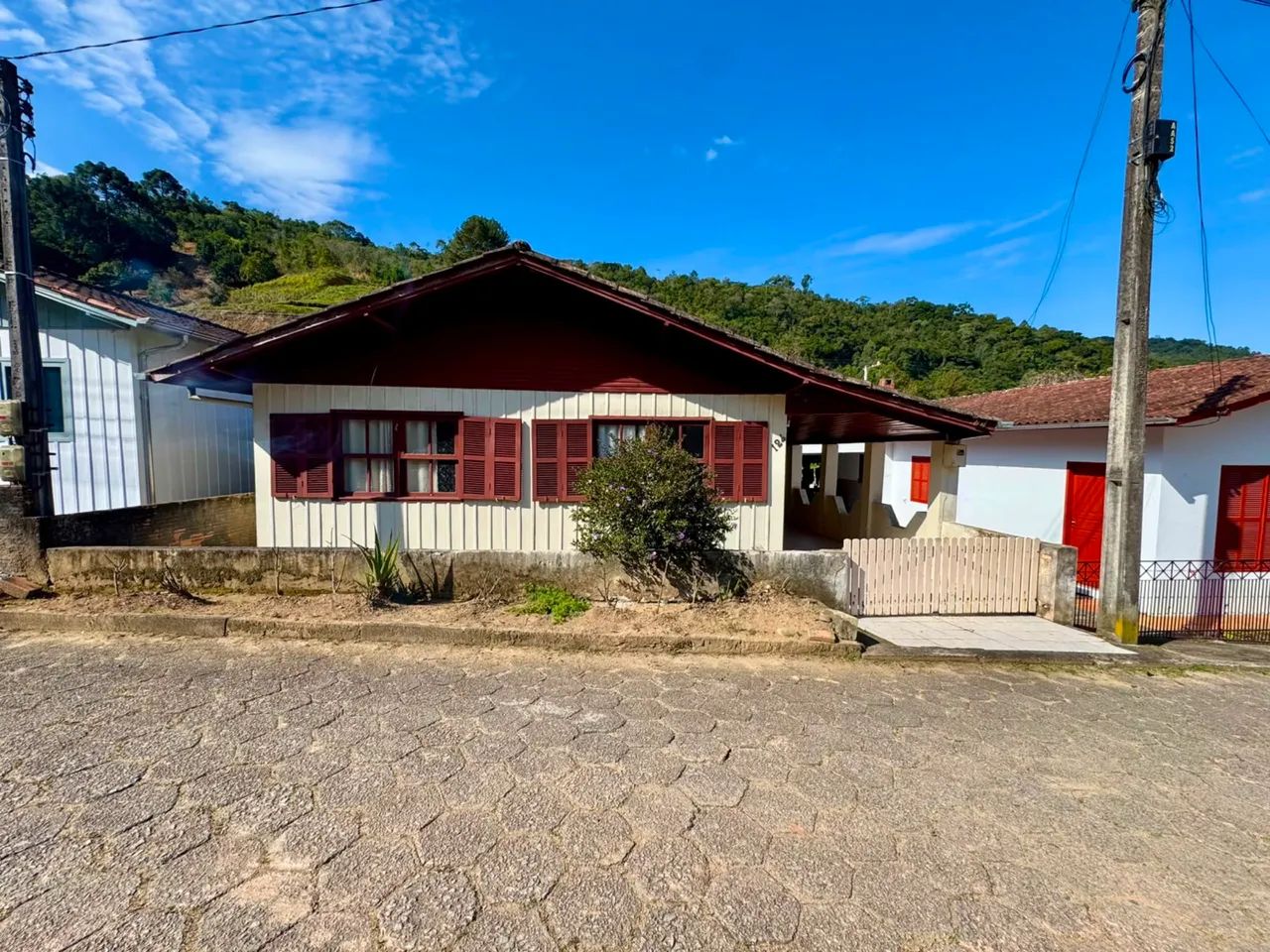 Vendo casa com escritura pública no centro de Anitapolis 