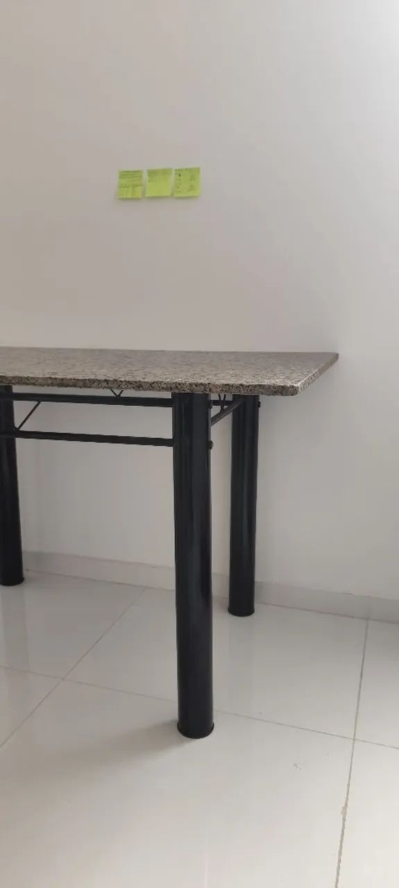 Mesa de quatro cadeiras com tampo de mármore.  - Foto 2