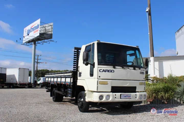 Ford cargo 815 com carroceria 